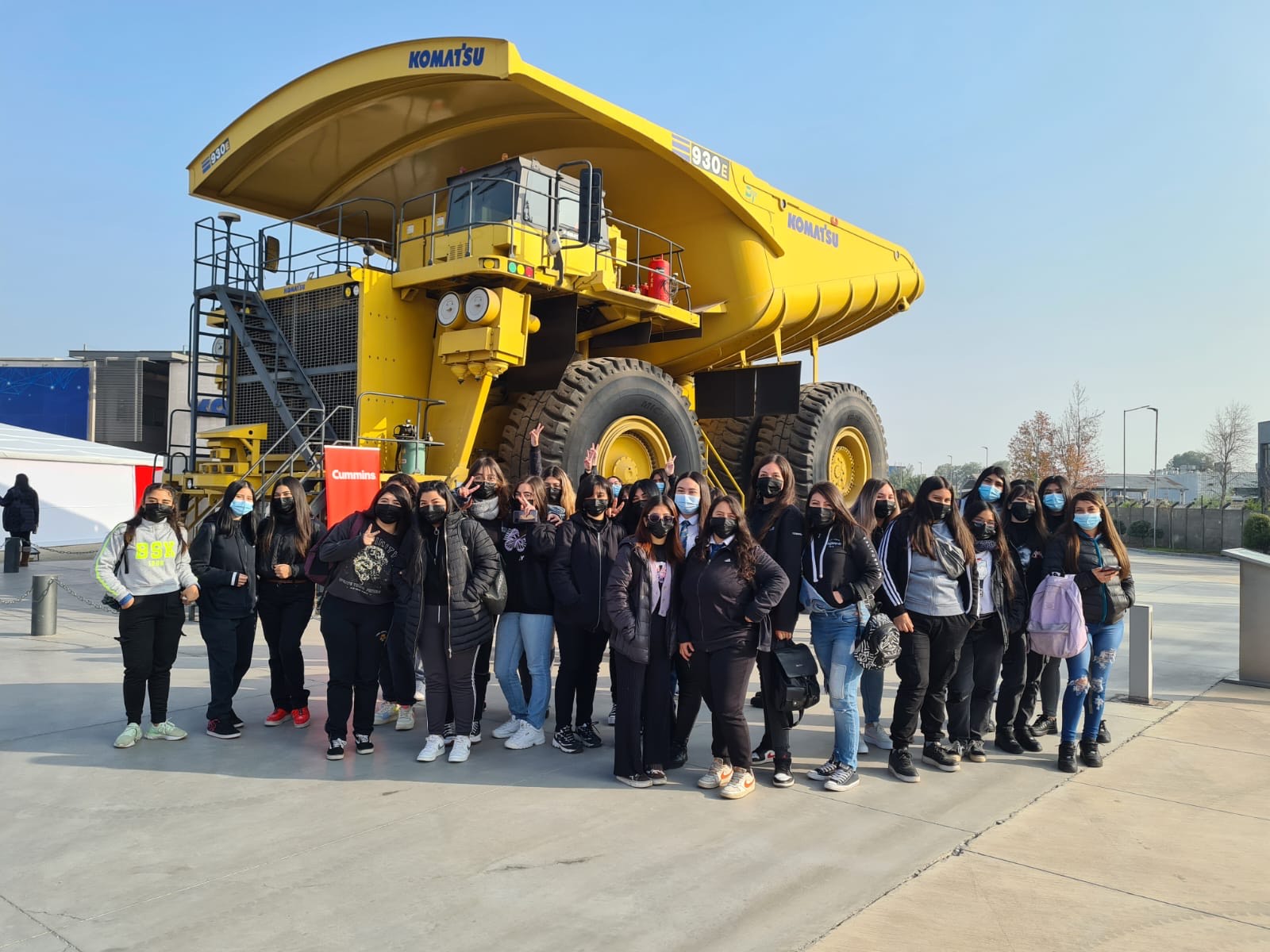 60 alumnas de tercero y cuarto medio del Liceo Industrial Bicentenario Benjamín Dávila Larraín realizan salida pedagógica a Komatsu Cummins
